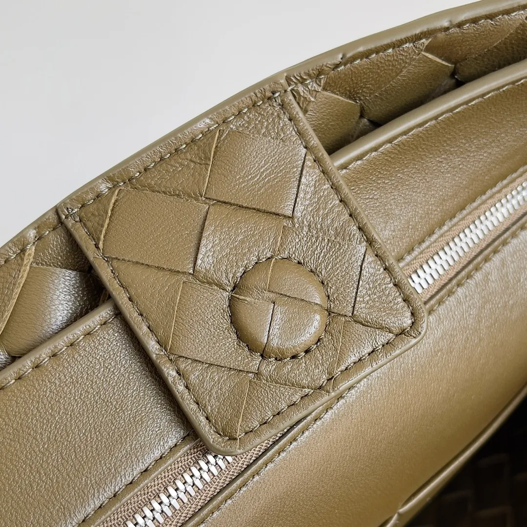 The 2023 new Andiamo batch of 2260 BV has been shipped‼ ️Really popular🔥The new Andiamo woven handbag launched by Bottega Veneta this season is really popular all over the world! ! Celebrities at home and abroad have worn it, and Oscar-winning actress Michelle Yeoh has taken it out on the street. Song Jia, Trai Yara, Yu Feihong, Sanji Ayaka, Rosie Hunting-Whiteley, Yoshioka Riho, etc. have all picked up this bag. It is classic and versatile, showing off its temperament, and the bag capacity is also large, which is very convenient for daily commuting! ! A variety of carrying methods, the shoulder straps can be adjusted by yourself, the original lambskin feels soft and delicate, and the unisex style breaks the gender boundaries and brings a more practical and long-lasting use experience. Andiamo, which has both elegant and casual styles, perfectly interprets the true appearance of "fashionable old money style". Style number: 743572 Size: 32*24*12